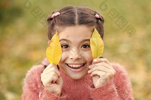秋天森林里快乐的小女孩。长着秋叶的小孩。快乐的童年。上课时间。秋叶与自然。时髦的美女。无论什么天气，心情都很好。清新的空气和良好的心情。