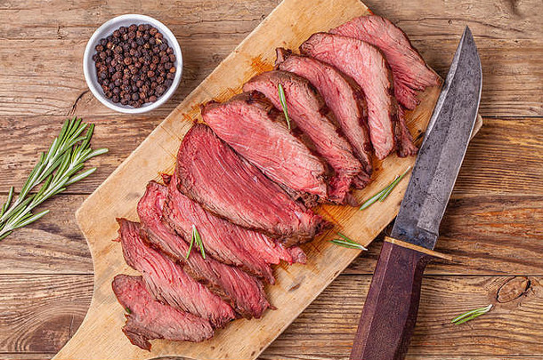 切片媒介罕见的烤牛肉肉木切割董事会猎人刀