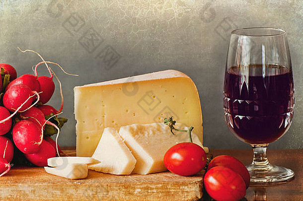 美食零食意大利奶酪分类生蔬菜玻璃红色的酒