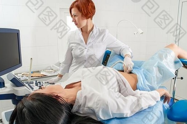 妇科医生超声波扫描怀孕了女人