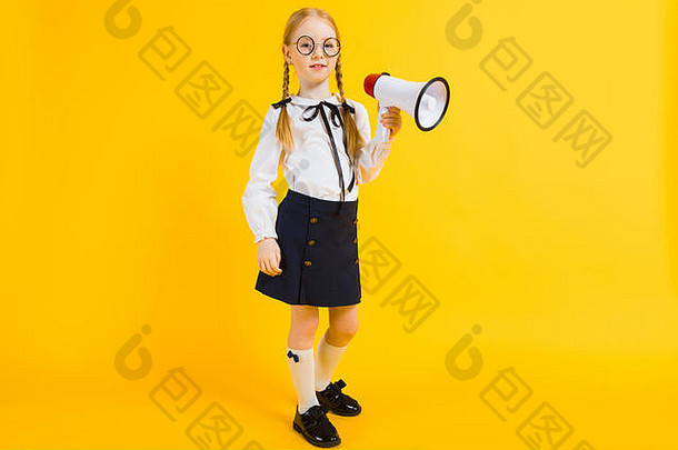 黄底红辫子的女孩。一个戴着透明圆眼镜的迷人女孩手里拿着一个扩音器。