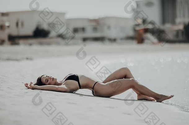 躺在海滩上的漂亮女人