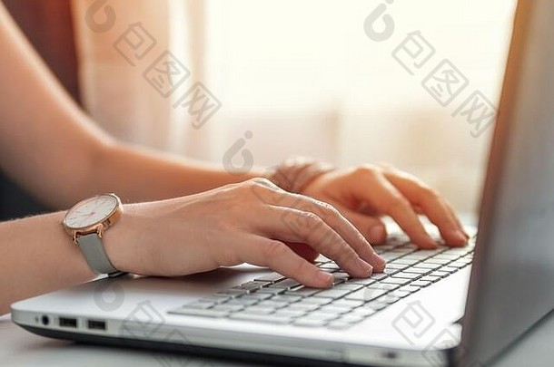 工作首页承包商自由社会媒体社会市场营销概念特写镜头女人的手打字移动PC键盘首页复制空间文本设计
