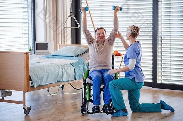 一名医护人员和住院的老年患者，接受物理治疗。