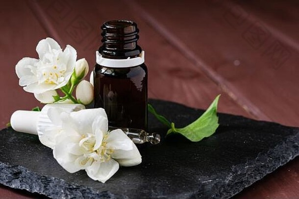 自然化妆品产品茉莉花石油玻璃瓶木表格