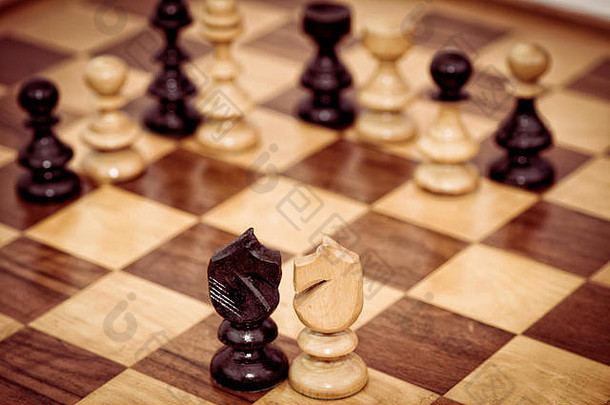 黑色的白色国际象棋块棋盘