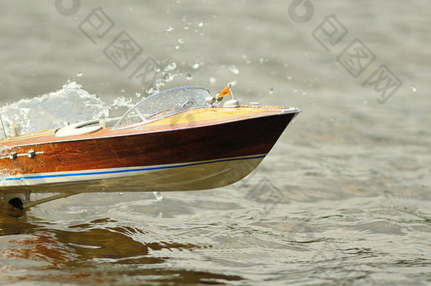 加拿大安大略省伯里市湖面上的Proboat Volere