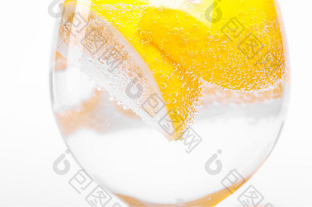 玻璃杯里的柠檬