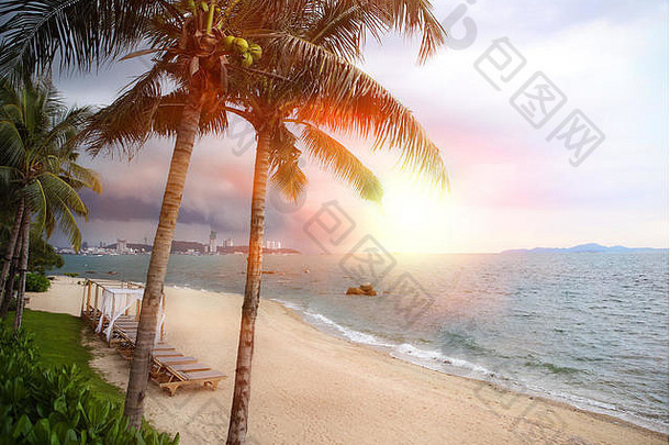 暴风雨前的日落。热带海滩上的日落。暑期旅游与度假理念