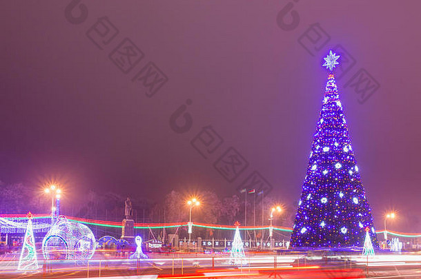 在蓝色天空的<strong>背景</strong>下，<strong>国庆</strong>节期间，戈梅尔列宁广场上的新年树
