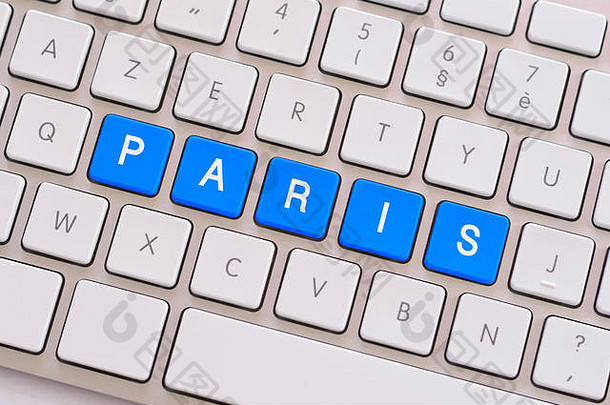 白色键盘上的蓝色巴黎