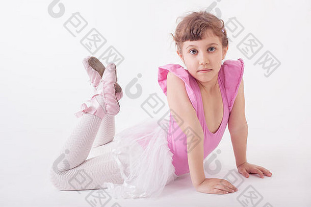 可爱的美丽的年轻的芭蕾舞女演员女孩跳舞白色背景工作室拍摄