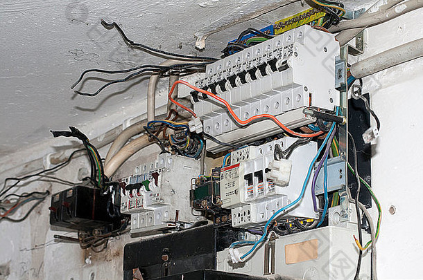 电缆悬挂在一个旧的控制箱上