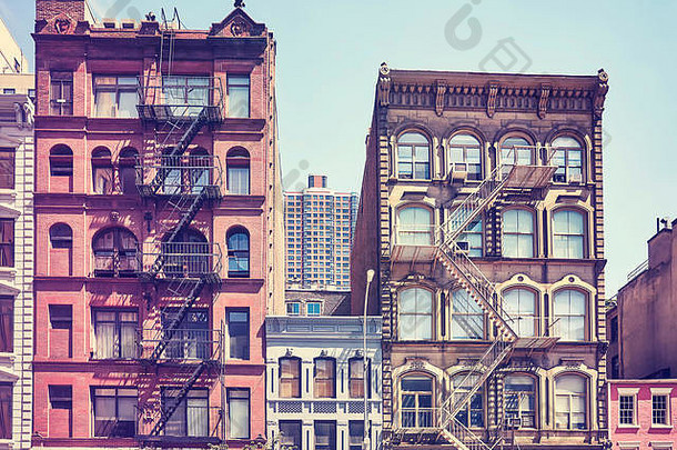 纽约市标志之一的带<strong>消防通道</strong>的旧建筑，复古色调应用，美国。