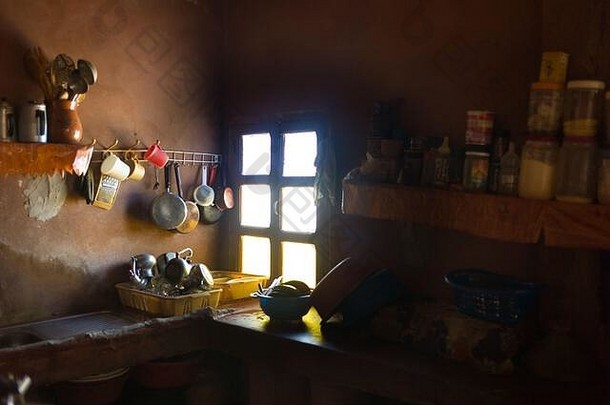 摩洛哥小屋中传统厨房的内部，有锅碗瓢盆