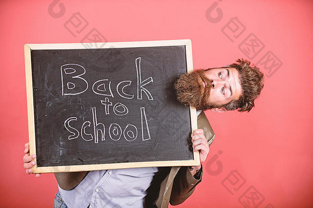 学校老师等待老师有胡子的教育家站持有黑板上登记回来学校红色的背景老师通知回来研究开始学校一年