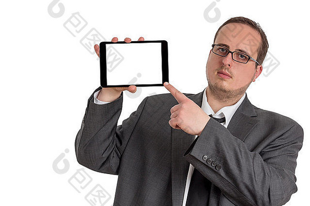 身着西装的年轻商人指着一台平板电脑，屏幕被隔离在白色背景上
