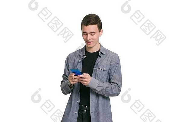 一位身穿海牛t恤、黑色t恤和长裤的年轻人在智能手机上写下了一条<strong>信</strong>息，这条<strong>信</strong>息被隔离在白色屏幕上