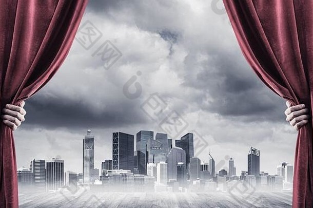 业务城市灰色的雾红色的窗帘手持有