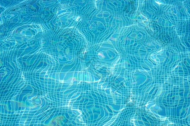 上图游泳池中蓝色水的纹理