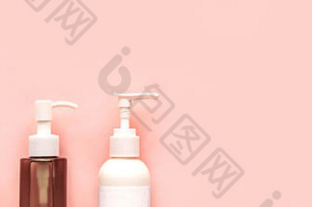 粉色背景上的白色分配器、横幅、复印空间。用于洗发水、乳霜或肥皂、护肤概念的空白塑料泵瓶。