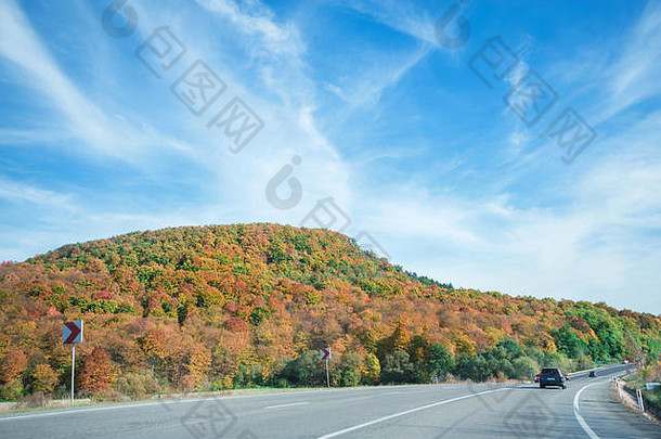 充满活力的彩色的树山腰忙高速公路晚些时候秋天美丽的色彩斑斓的秋天背景