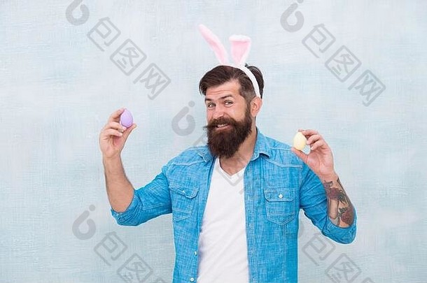 庆祝<strong>春节</strong>。有胡子的人有兔子耳朵和复活节彩蛋。复活节所需的一切都在这里。时髦的长耳朵抱蛋。文化<strong>习俗</strong>和传统。复活节兔子彩蛋。