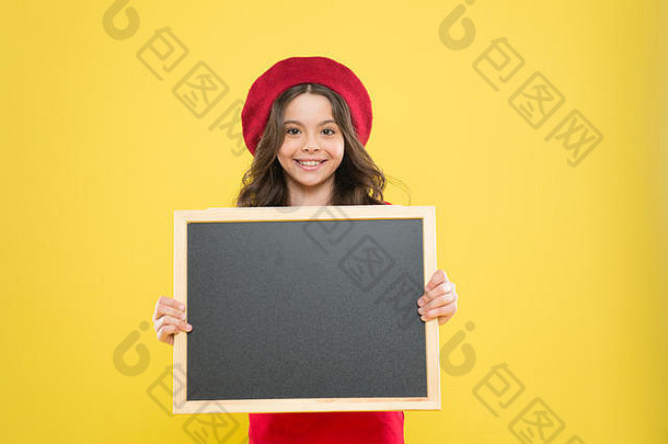女孩孩子篮板复制空间董事会公告广告回来学校学校购物销售孩子时尚快乐学校女孩巴黎贝雷帽服务