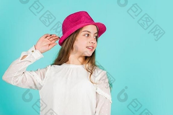 夏季配件系列。戴帽子的快乐孩子。时尚配饰。小孩戴帽子。配件店。保护头皮免受阳光照射。漂亮女孩。春装。个人风格。女孩戴蓝色背景的帽子。