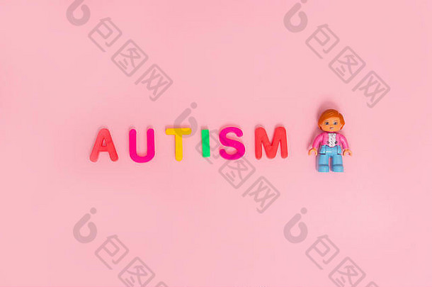 词自闭症玩具粉红色的背景前视图
