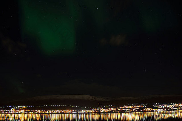 强大的充满活力的极光北欧化工北部光秋天晚上北极圆