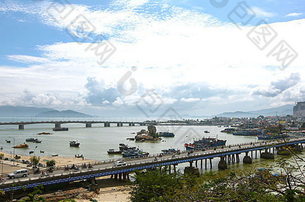 桥梁穿越湾船水越南