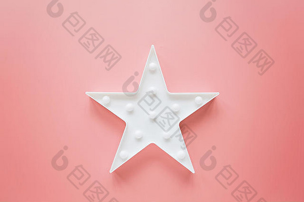 明星形状的白色领导灯灯单框架有创意的概念上的前视图平躺作文复制空间粉红色的背景最小的风格