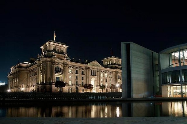 德国国会大厦用疯狂在纳赫特柏林