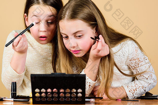初学者教程。小女孩做脸部彩绘和化妆教程。年轻皮肤美容教程。小艺术家通过辅导班或大师班提高化妆技巧。