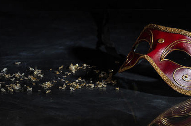 狂欢节时间威尼斯面具红色的黄金颜色黑色的背景反射横幅