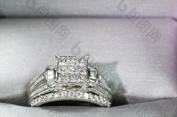 盒子里的钻石订婚戒指，闪闪发光。闪闪发光的公主切割钻石。