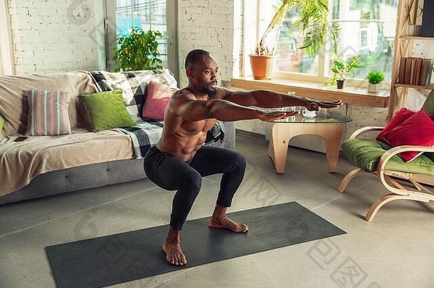 非裔美国人在家里在线教授健身、有氧、运动生活方式课程，同时被隔离。在与世隔绝的状态下保持积极、健康、运动的理念。训练，仰卧起坐。
