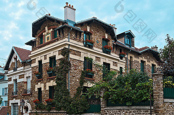 夏天，阳光明媚的巴黎蒙马特，维多利亚风格的米色砖房，花草葱茏