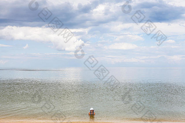 俄罗斯库班塔曼半岛Golubitskaya度假村Temryuk湾亚速海中的女孩