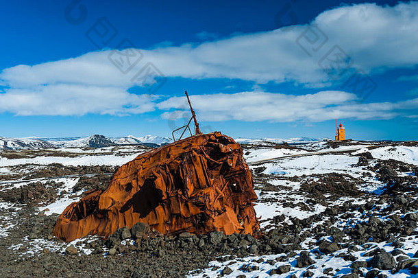 2018年4月，冰岛格林达维克海岸一艘锈迹斑斑的沉船