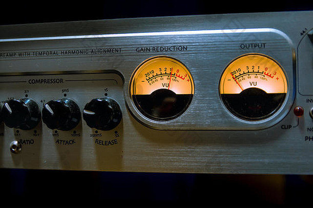 录音室中带有多个按钮和vu计的混音器均衡器。