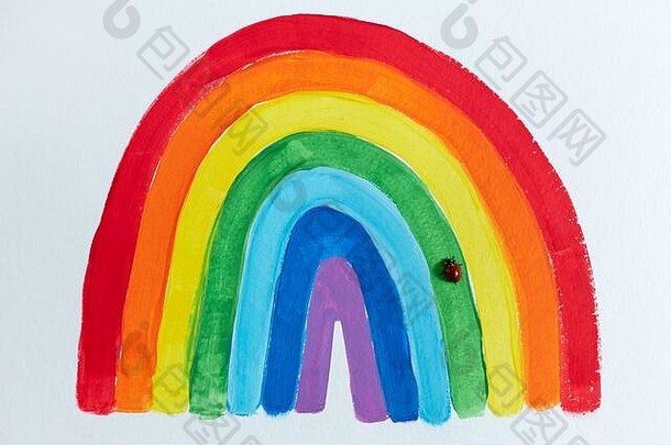 感谢NHS。孩子们在纸上画彩虹。为护士准备的卡片。瓢虫坐在明信片上