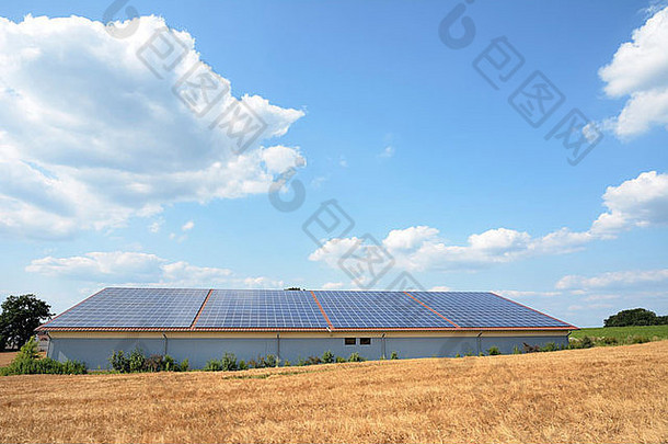 麦田的谷仓，<strong>屋顶</strong>有太阳能电池板