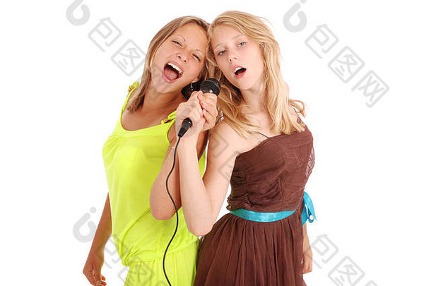 两个美丽的歌手提南格尔女孩用麦克风唱歌-白色隔离