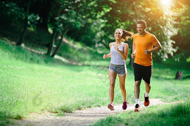 健康的夫妇慢跑自然好精神
