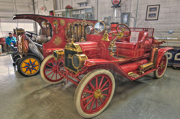 1910福特T型消防车和设备，背景为1906年左右的卡利奥普