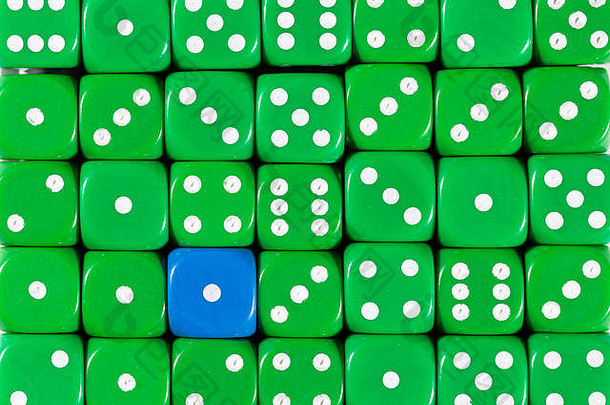 带有一个蓝色立方体的随机有序绿色骰子的背景