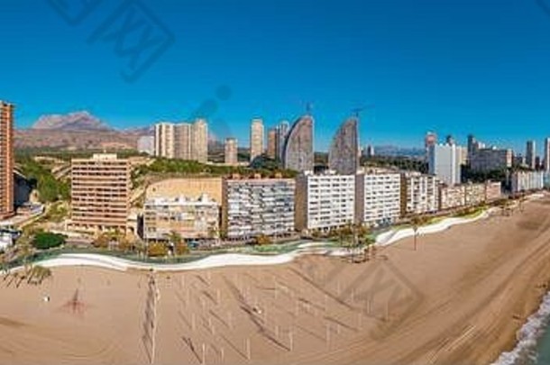 空中视图受欢迎的西班牙语地中海海滩度假胜地小镇benidorm高上升复合物