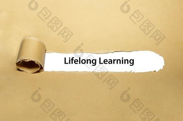 打印文本“终身学习”出现在撕破的棕色纸张后面。自我教育和个人发展理念。
